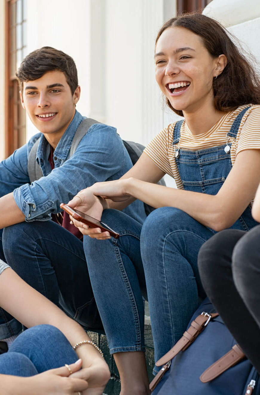 Teenager-Sitting-Laughing Unterstützung bei Entscheidungsfindung und Lebensplanung