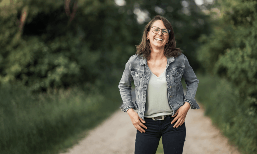 Lachende Frau im der Natur